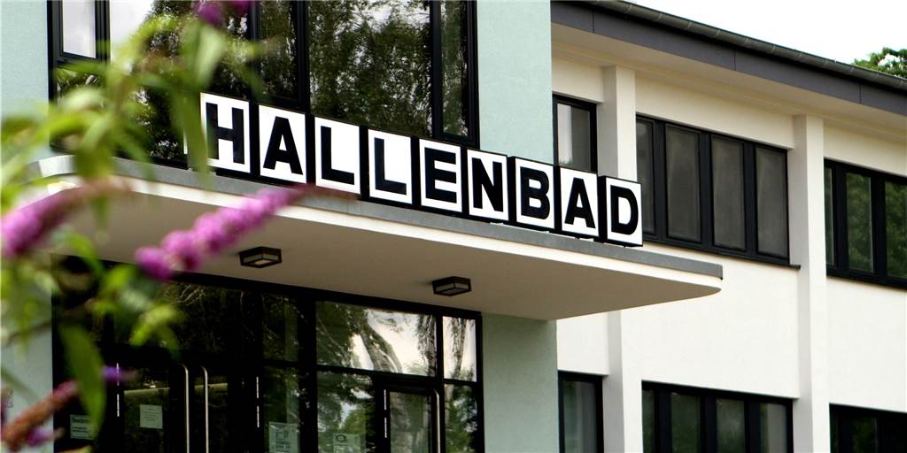 In den Bädern wird‘s kühl: Stadt Recklinghausen senkt Wassertemperatur Eine Außenansicht vom Hallenbad Herner Straße in Recklinghausen-Hillerheide.