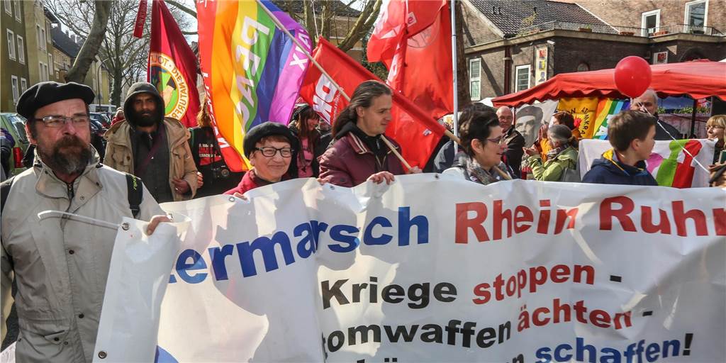 Wie in jedem Jahr ziehen Friedensaktivisten mit ihrem Ostermarsch durch die Dortmunder Innenstadt. In diesem Jahr steht der Protest ganz im Zeichen des Ukraine-Kriegs. Das Foto zeigt den Ostermarsch aus dem Jahr 2015.