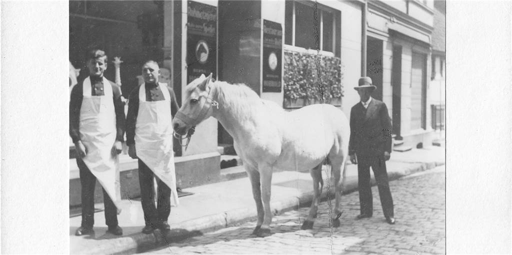 Für Kenner und Fans: In Recklinghausen gibt es meisterhafte Pferdeklopse Um 1930 wurde dieses Foto vor der Rossschlachterei Hobbold an der Brandstraße aufgenommen, es zeigt (v.l.) Ferdinand Albrecht, Hermann Hobbold, ein Pferd und Heinrich Hobbold.