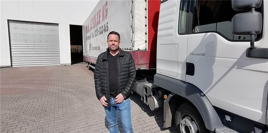Kai Schomerus ist sauer über eine weitere Straßensperrung infolge einer Baustelle. Hinzu kommt: Die Umleitungsstrecke können die Fahrer seiner Firmenlastzüge nicht befahren.