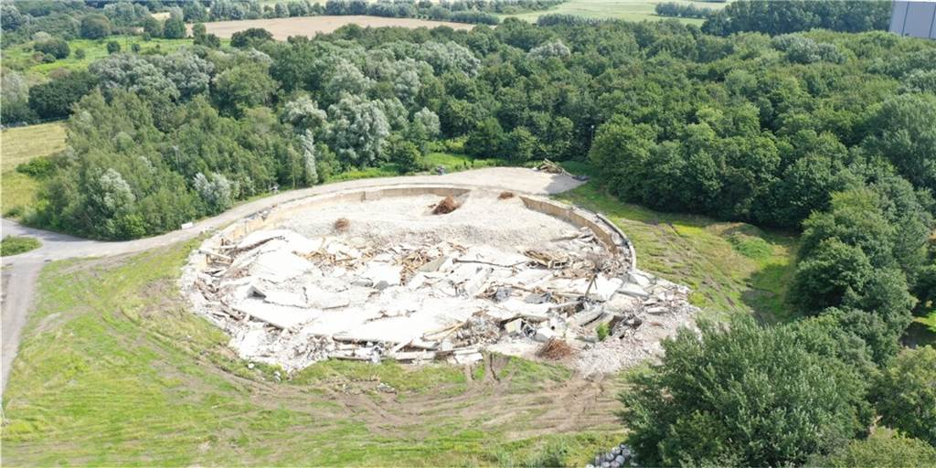 Wald auf Steag-Fläche: Lüner Stadtrat hat über seine Zukunft entschieden Bei dem Wald direkt neben dem ehemaligen Kühlturm (hier ein Archivbild) handelt es sich um die sogenannte Bischoffsdeponie. Ende 2021 war es noch offen, jetzt steht fest: Der Wald soll verschwinden.