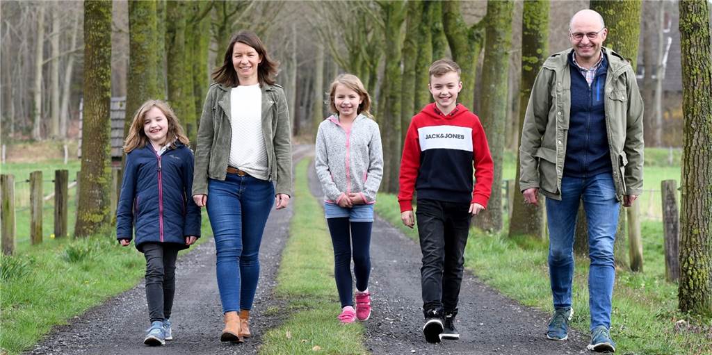 Regina Böckenhoff erzählt den Menschen, wie das Landleben wirklich ist Zeit für einen Familienspaziergang: Regina Böckenhoff mit Ehemann Paul und den Kindern (v. l.) Carla, Flora und Justus.
