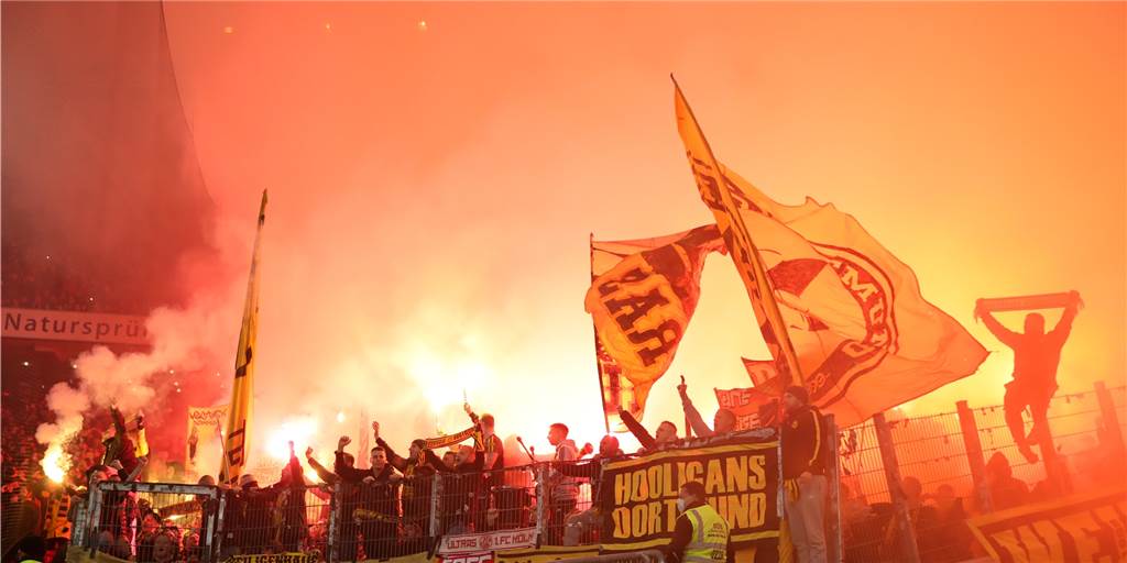BVB-Fans zünden massiv Pyrotechnik – Ankündigung der Polizei wirft Fragen auf BVB-Fans zünden massiv Pyrotechnik – Ankündigung der Polizei wirft Fragen auf