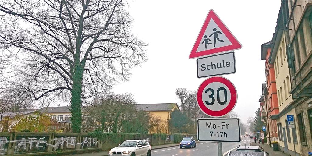 Achtung: Tempo 30 gilt vor Schulen laut Gericht sogar an Karfreitag Vor vielen Schulen oder Kindergärten in Castrop-Rauxel, wie hier an der Bahnhofstraße im Bereich der Willy-Brandt-Gesamtschule, herrscht ein zeitlich begrenztes Tempolimit.