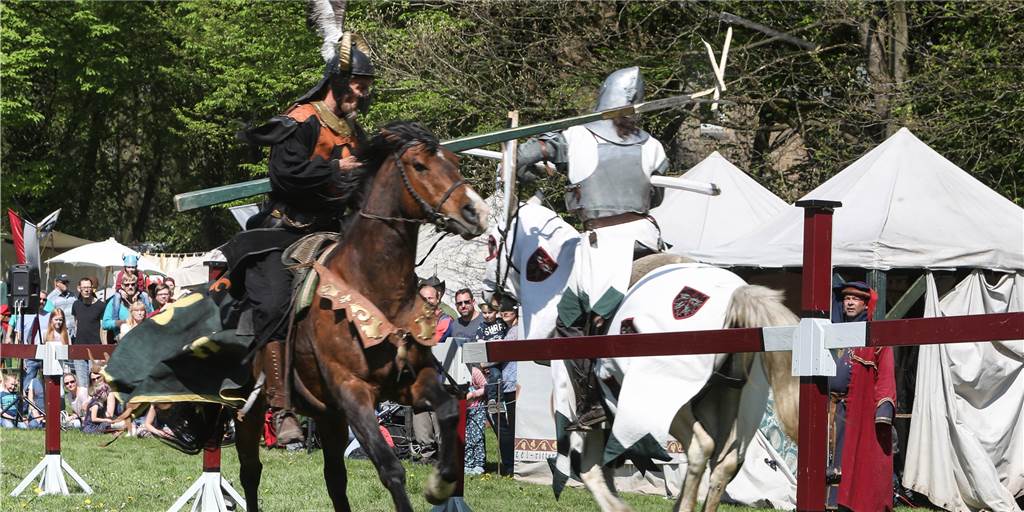 Mittelalter-Spektakel: Fest kommt Ostern mit neuer Show zur Hohensyburg Beim Osterspektakel sind traditionell auch Reiterkämpfe zu sehen, diesmal gibt es eine neue Show.