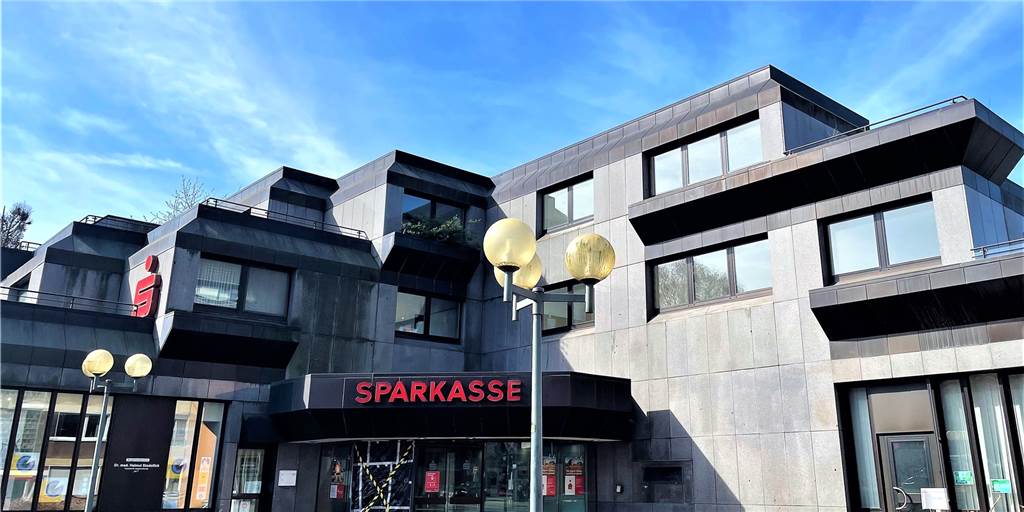 Wegen Aldi-Neubau: Dortmunder Augenarzt muss vorübergehend umziehen Die Tage des ehemaligen Sparkassengebäudes und damit auch der Augenarzt-Praxis sind gezählt. Der Platz wird für den Bau eines neuen Aldi-Markts benötigt.