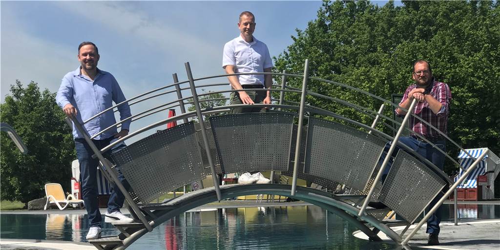 Preiserhöhung: Atlantis Dorsten reagiert auf steigende Energiekosten Frank Schellhaus, Geschäftsführer vom Atlantis Dorsten steht auf einer Brücke.
