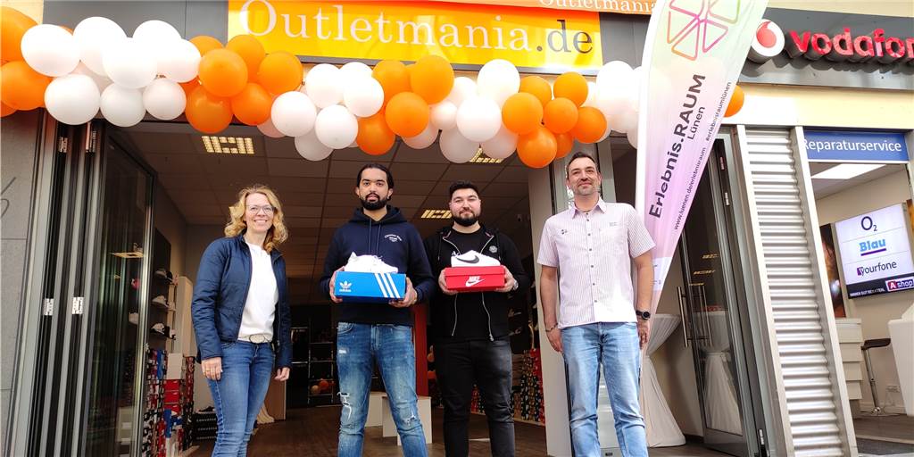 Outletmania.de soll in Lünen eine Marktlücke im Einzelhandel schließen Astrid Linn und Frank Ahlrichs (r., beide Stadt Lünen) mit den Jungunternehmern Hamza Yousafi (2.v.l.) und Tayfun Akabay vor deren Geschäft Outletmania.de im Herzen der City.