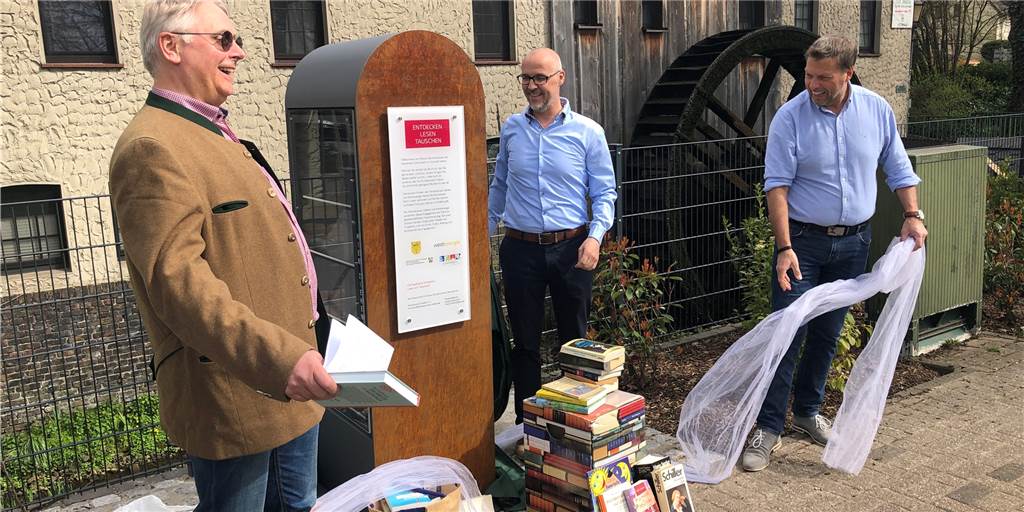 Gahlen: Neuer Bücherschrank soll Kultur und Nachhaltigkeit verbinden Jürgen Höchst (l.) steht mit Dirk Krämer (M.) und Gerd Abelt (r.) neben dem neuen Bücherschrank in Gahlen.