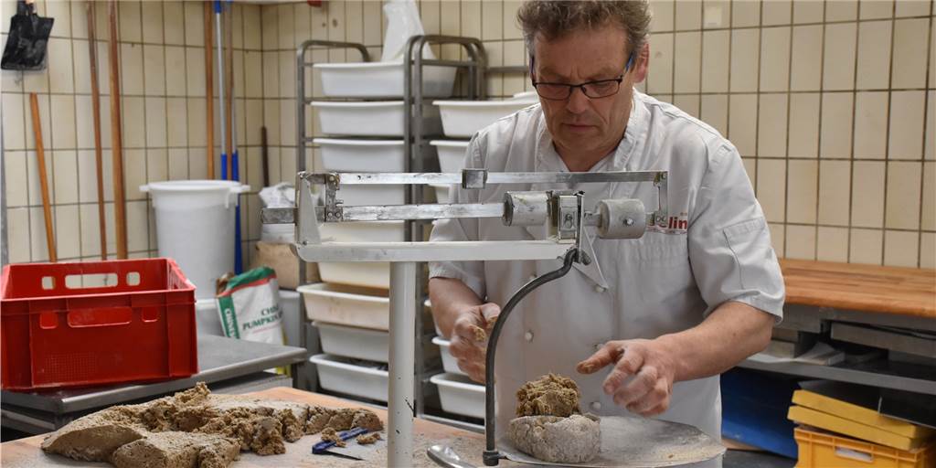Mit Video: Biodiversität und Unabhängigkeit – Vredener Bäckerei geht neue Wege beim Mehl Wilhelm Geelink wiegt den Teig für das Aechterhook-Brot ab. Das Mehl dafür stammt von einem Bioroggenfeld an der niederländischen Grenze.