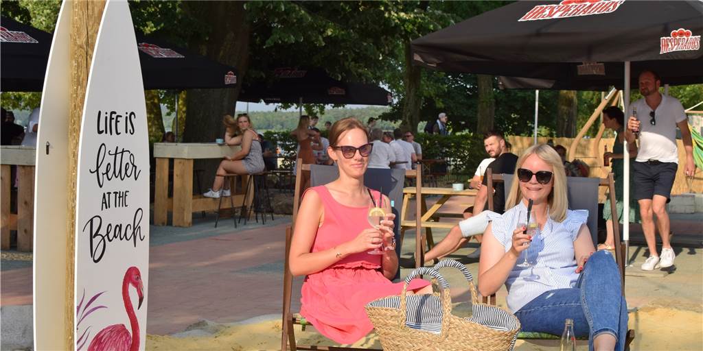 „Sunset Beach Bar“ am Halterner Stausee startet in die neue Saison Zwei Frauen sitzen in der Strandbar und trinken ein Getränk.