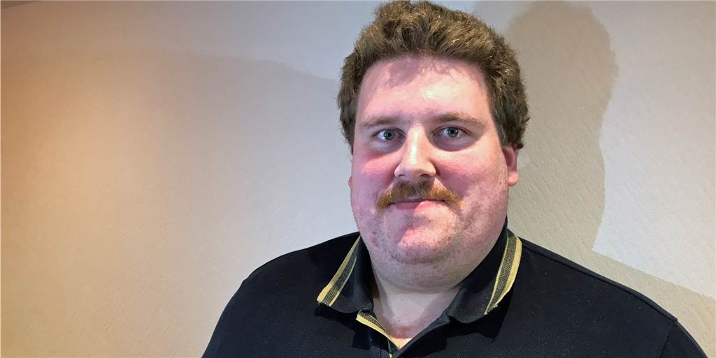 Drachenlord im Interview: „Irgendwann finden mich die Hater sowieso“ Der Youtuber Rainer Winkler, alias Drachenlord, steht vor einer Wand.