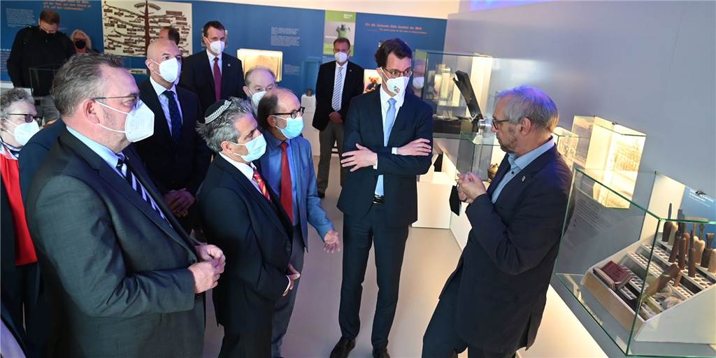 Ministerpräsident Wüst: „Wir wollen jüdisches Leben sichtbar machen“ (mit Video) Dr. Norbert Reichling mit Ministerpräsident Hendrik Wüst und weiteren Ehrengästen im der Dauerausstellung.