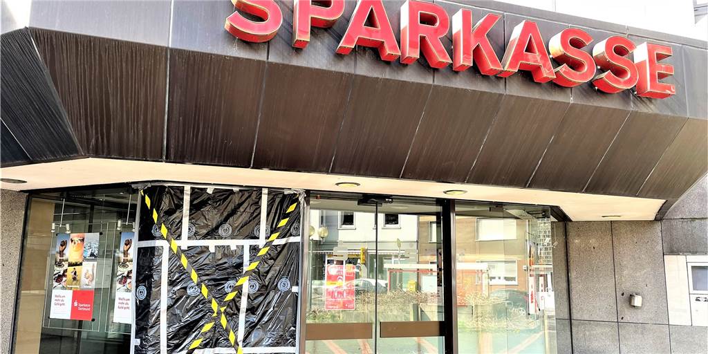 SB-Filiale muss für Aldi-Neubau weichen: Was wird aus dem Geldautomaten? Die Sparkassen-SB-Filiale wird für den Bau eines neuen Aldi-Markts abgerissen. Die Kunden können danach weiterhin vor Ort ihr Geld abheben.