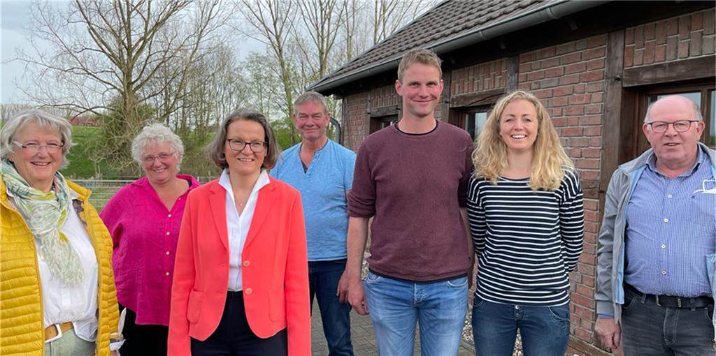 Ina Scharrenbach (3.v.l.) beim Besuch auf dem Hof Horstrup. Links und rechts neben ihr stehen die Eheleute Lydia (2.v.l.) und Wilhelm Horstrup (4.v.l.). Rechts daneben ist Simon Horstrup (3.v.r.) mit seiner Frau Laura (2.v.r). Ganz links und rechts stehen Annegret Lohmann (l.) und Egbert Ortmann (r.).