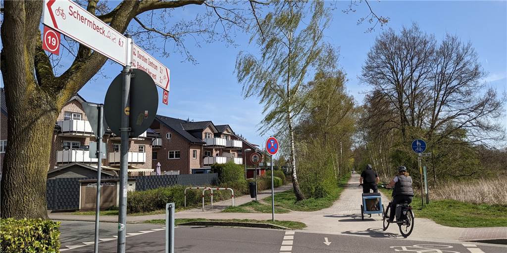 Doppelt gemoppelt: Stadt Dorsten will einen Radweg wieder abbauen Radfahrer biegen auf einen Radweg ein.