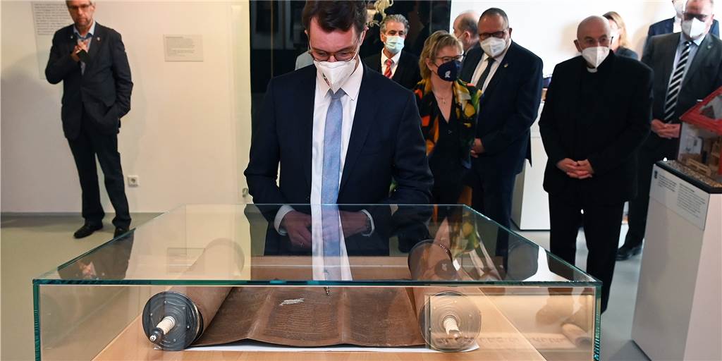 Schickt alle Antisemiten ins Jüdische Museum in Dorsten! Ministerpräsident Hendrik Wüst schaut sich ein Exponat im Jüdischen Museum Dorsten an.