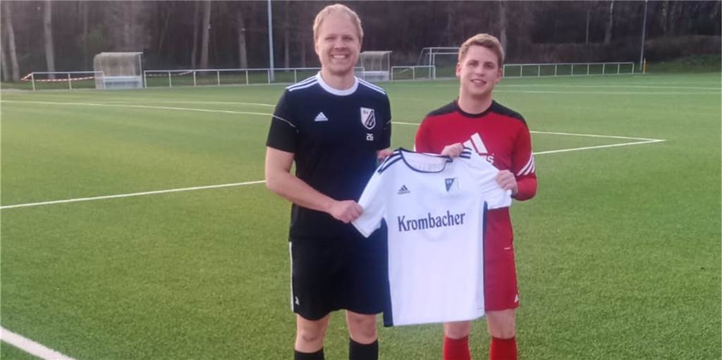 Von Polsum nach Lippramsdorf: Pascal Baxmann „wollte sowieso wechseln“ Pascal Baxmann (r.), hier mit LSV-Fußball-Abteilungsleiter Christian Brink, war von der Art der Kontaktaufnahme durch den SV Lippramsdorf ziemlich überrascht.