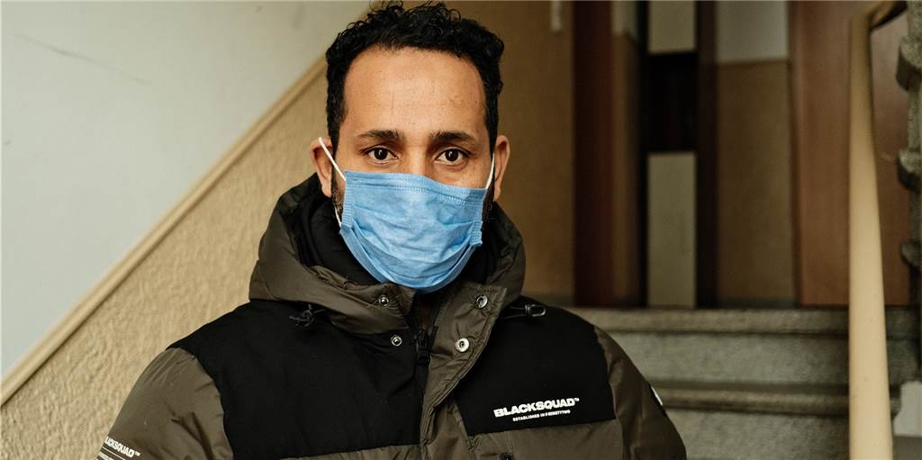 Müll, Ratten und Kälte: Wie ein Gebäude in der Nordstadt zum Problemhaus wurde Der 40-jährige El Bachir Iaich Rafi steht im Hausflur des Gebäudes an der Bornstraße 144 und trägt eine dicke Jacke und einen Mund-Nasen-Schutz.