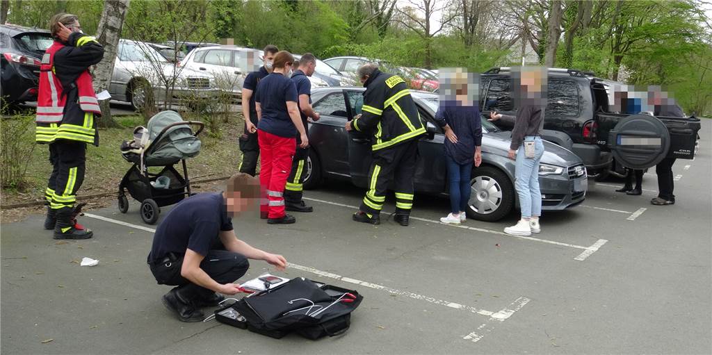 Aus Versehen: Mutter sperrt Kind am Dortmunder Zoo in Auto ein Die Einsatzkräfte der Feuerwehr versuchten, das Auto wieder zu öffnen.