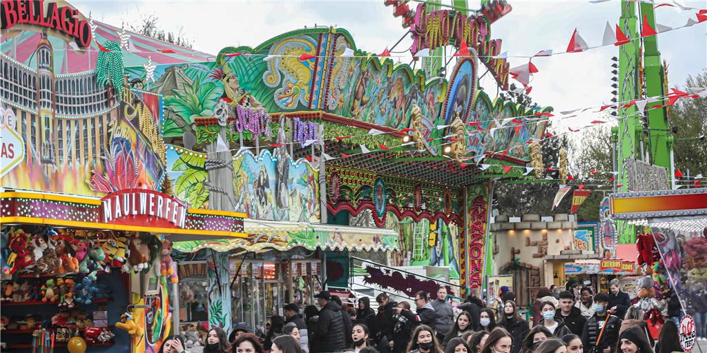 Jugendliche mit Messer verletzt: Wieder Polizeieinsatz auf der Osterkirmes Jugendliche mit Messer verletzt: Wieder Polizeieinsatz auf der Osterkirmes