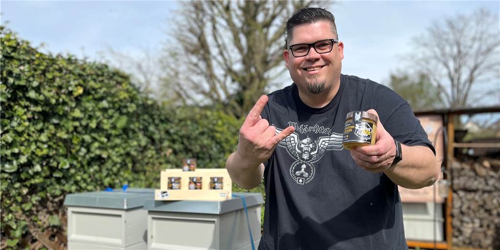 „Hatte da Bock drauf!“ - Patrick Kramer macht Honig mitten im Wohngebiet in Haltern Patrick Kramer hält seinen Honig in die Kamera