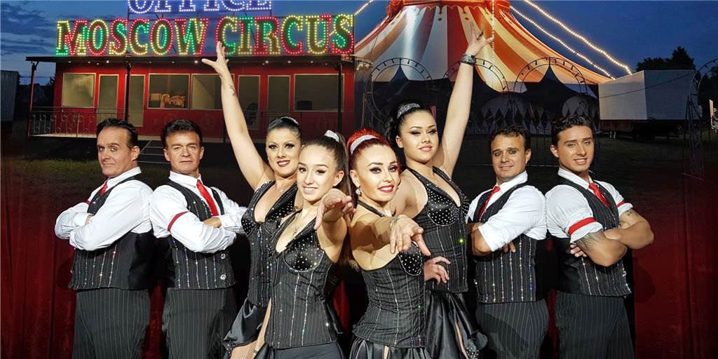 Moskauer Circus kommt nach Dorsten: „Putins Krieg schmerzt uns sehr“ Männer und Frauen vor Zirkuszelt.