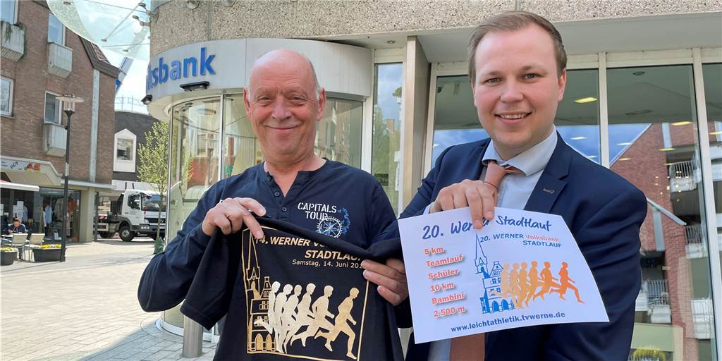 Kann der Stadtlauf endlich seinen runden Geburtstag in Werne feiern? Dirk Böhle und Philipp Gärtner zeigen T-Shirt und Plakat für den Volksbank-Stadtlauf in Werne.