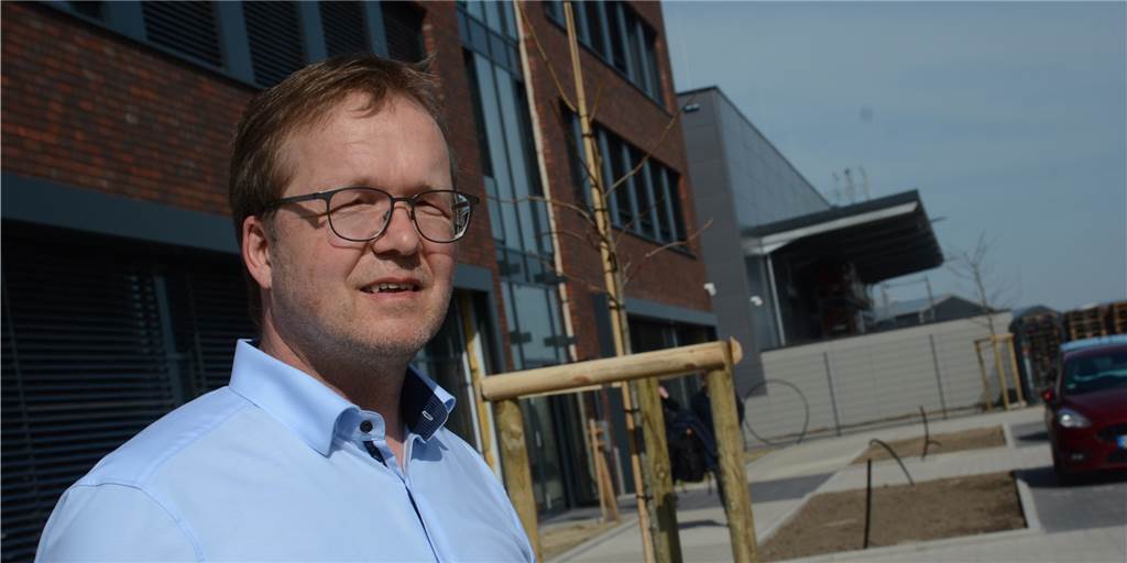 Jörg Meyer zu Strohe, Geschäftsführer und einer der Gründer von PlanET Biogas, vor dem neuen Hauptsitz in Gescher.