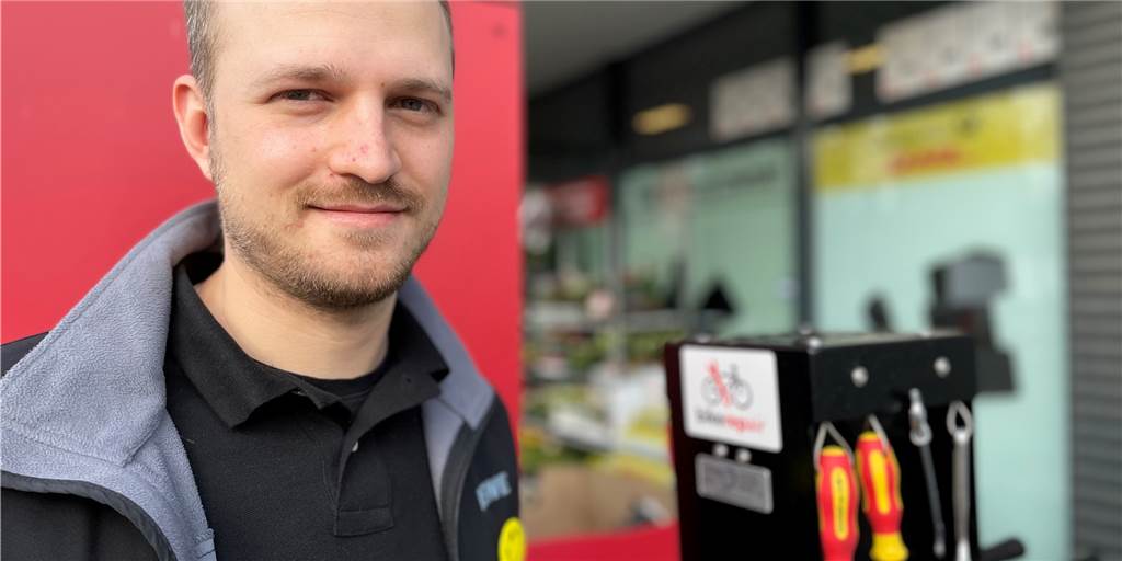 Rewe-Marktleiter Markus Teupe hilft  Radfahrern in Not.