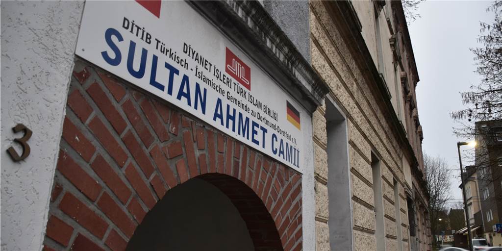 „Wir machen eure Moschee kaputt“ – Dortmunder Gemeinde erhält Drohbrief mit Hakenkreuzen Innerhalb weniger Wochen ist die Sultan-Ahmet-Camii-Moschee in Dorstfeld erneut Ziel islamfeindlicher Drohungen geworden.