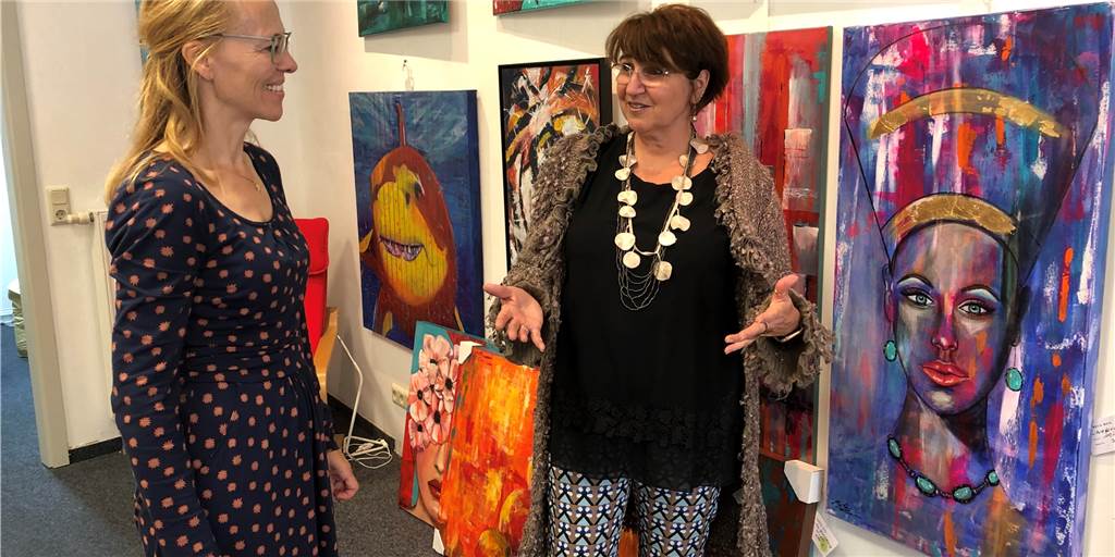 Leerstände in Lüner City rückläufig - Förderprogramm zahlt sich aus Das Archivbild zeigt Astrid Linn (l.) Leiterin des Referats Stadtentwicklung Lünen, im Gespräch mit Isabella Mata. Die Künstlerin und ihre Mitstreiterinnen hatten vorübergehend das Ladenlokal an der Münsterstraße 27 angemietet.