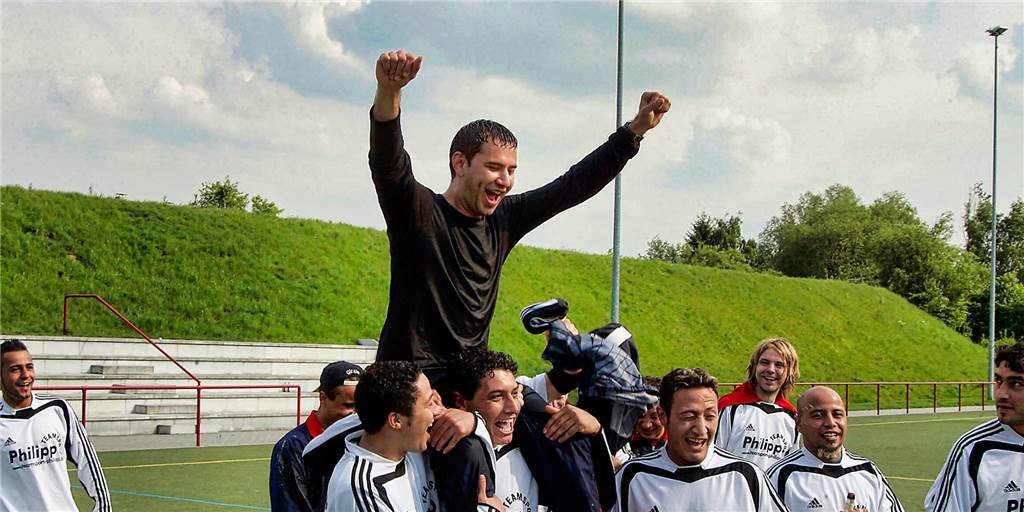 Ein Zuschauer führte Yeni Genclik im Jahr 2005 in die Bezirksliga Nach einer Wasser-Dusche feierte Trainer Zeki Terzioglu am 16. Mai 2005 mit seinem Team des SV Yeni Genclik am Merklinder Fuchsweg den Bezirksliga-Aufstieg. Vorausgegangen war ein 3:0-Sieg gegen die SF Wanne.