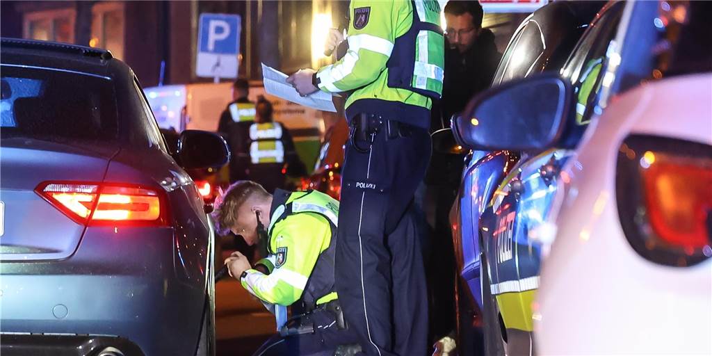 „Car-Freitag“ in Dortmund: Polizei verstärkt Kontrollen in der Nacht Wegen des „Car-Freitags“ verstärkte die Polizei in Dortmund ihre Verkehrskontrollen.