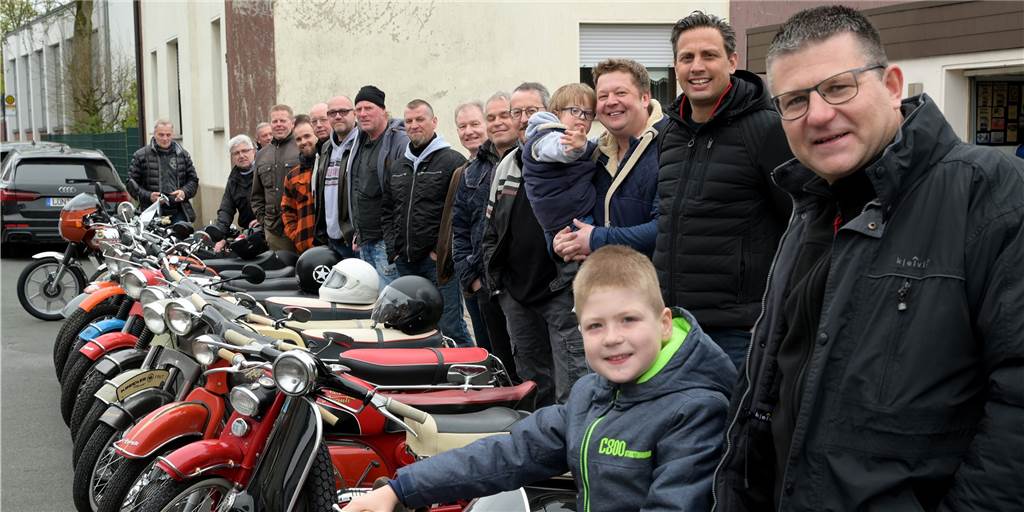 Spezielle Ausfahrt zu Ostern: Mopeds aus den 50er Jahren in Lünen unterwegs Zwei Mal im Jahr organisiert der Lüner Thomas Stachowitz (vierter von rechts) einen besonderen Ausflug. Seine alten Sammlerstücke, Mopeds und Roller aus den 50er bis 80er Jahren dürfen dann auf die Straße.