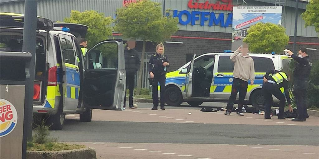 Polizei stellt Autoschlüssel sicher: Strafanzeigen statt Konzert-Besuch Zu einem Polizeieinsatz kam es am Nachmittag des Karfreitags auf dem Parkplatz von Burger King am Westring-Center in Castrop-Rauxel.