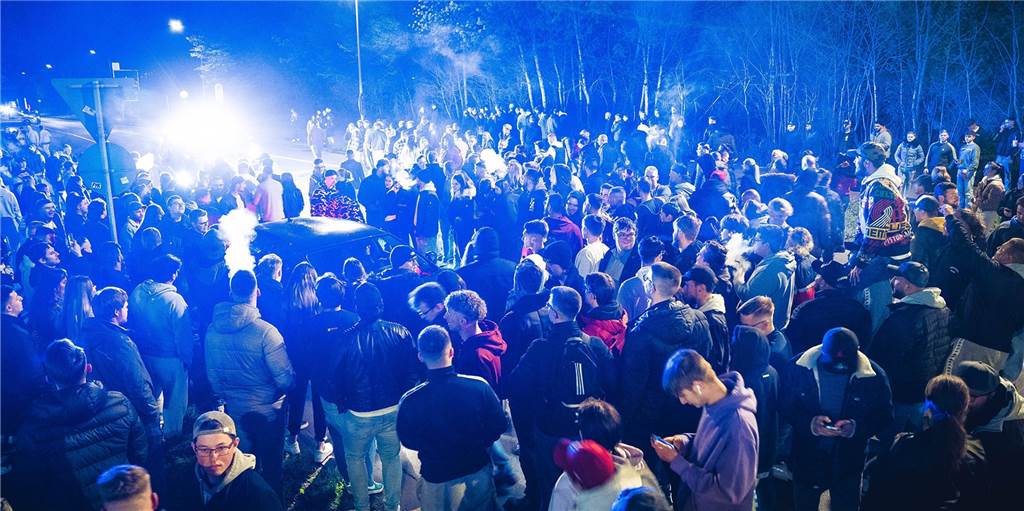 „Car-Freitag“ in Castrop-Rauxel: Menschenmassen kesseln Zivil-Polizisten ein Chaotische Szenen am späten Freitagabend am Westring-Center in Castrop-Rauxel: Eine Menschentraube kesselt einen Zivil-Polizisten im Auto ein.