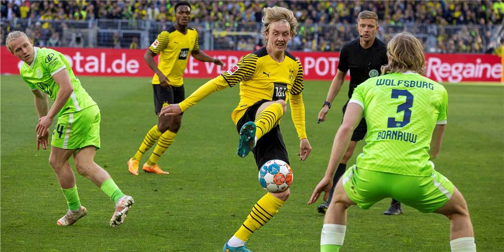 BVB-Einzelkritik: Brandt sprüht vor Spielfreude – Rothe gelingt Traumdebüt BVB-Profi Julian Brandt nimmt den Ball an im Spiel gegen Wolfsburg.