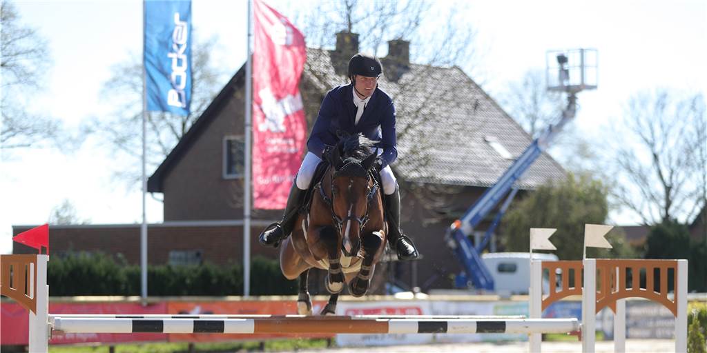 Philipp Schulze Topphoff springt sich für den Großen Preis warm - Stephan Naber siegt ebenfalls Philipp Schulze Topphoff springt sich für den Großen Preis warm - Stephan Naber siegt ebenfalls