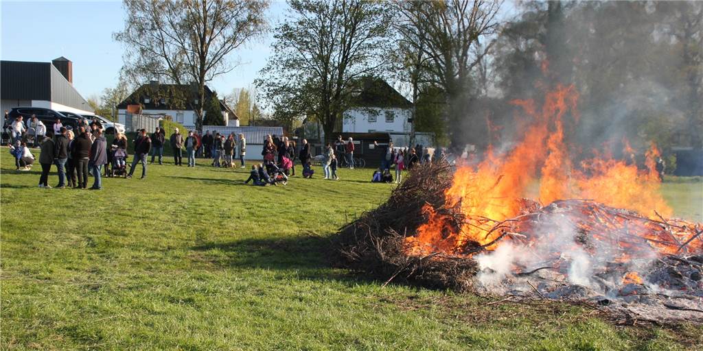 Osterfeuer 2022 sorgen für gute Laune in Lünen - Weitere Termine am Sonntag Nach zweijähriger Pause fand am Samstag (16. 4.) auf dem Gelände Lüner Flugsportgemeinschaft ein Osterfeuer statt. Traditionelle Osterfeuer gibt es in Lünen auch am Ostersonntag und -montag.