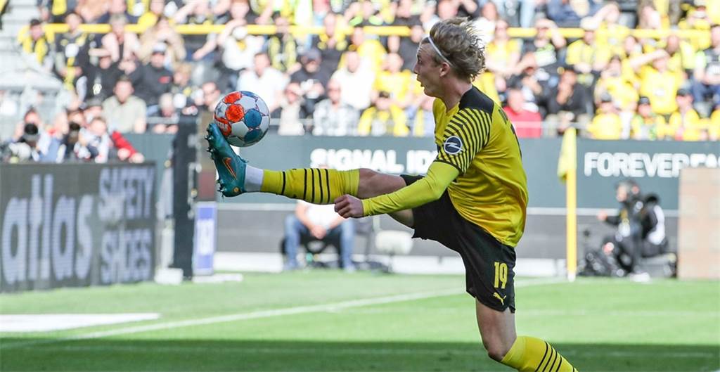 Drittbester BVB-Scorer: Julian Brandt und der Kampf gegen die Zweifel BVB-Mittelfeldspieler Julian Brandt nimmt den Ball an.