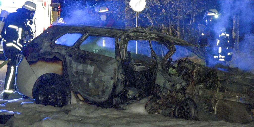 Notarzt musste raus: Schwerer nächtlicher Unfall auf der Weseler Straße Ein völlig ausgebranntes Fahrzeug auf der Weseler Straße in Schermbeck.
