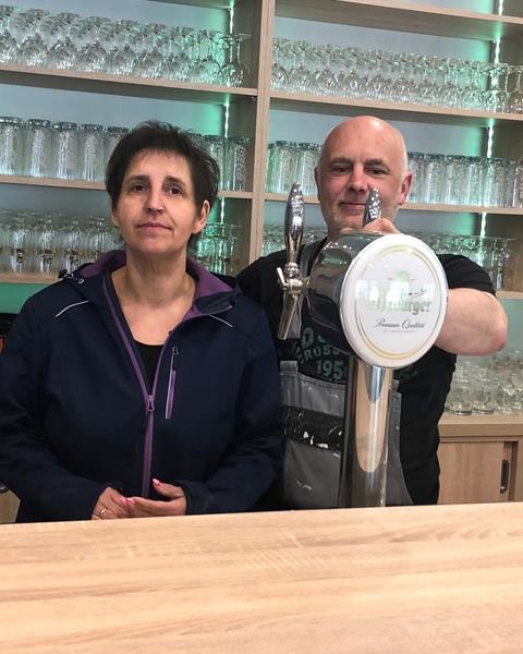 Endspurt an der Düstermühle vor der Eröffnung Bianca und MIke Jugel an der neuen Theke im Saal. Anstrengende Tage liegen hinter ihnen.