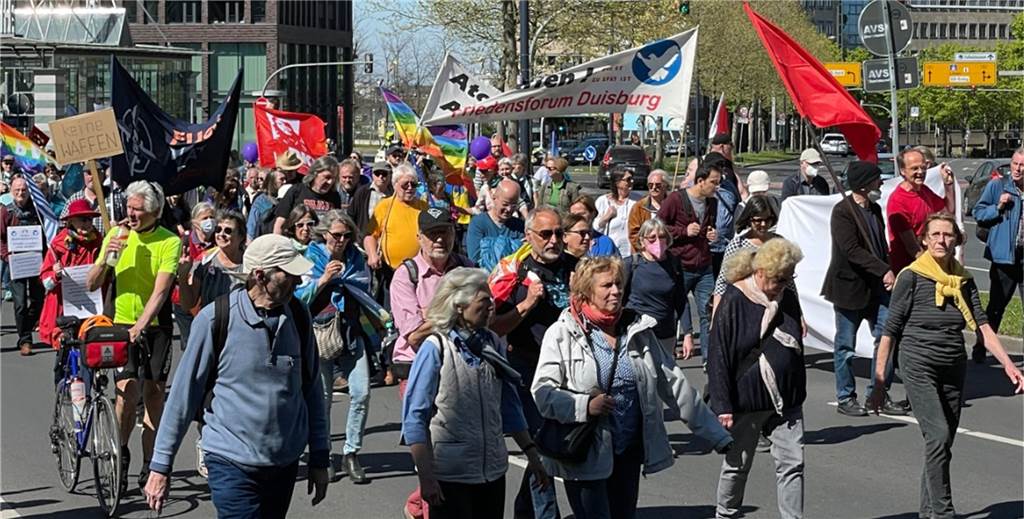 Ostermarsch 2022: Hunderte zogen durch Dortmund – Streit unter Teilnehmenden Rund 650 Menschen nehmen am Ostermarsch 2022 teil.