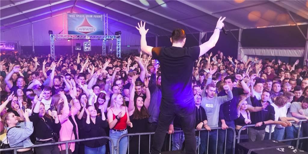 Viele Fotos und ein Video: Feiern und tanzen beim Karpaten-Festival Die DJs heizten den vielen Feierfreudigen beim Karpaten-Festival in der Nacht von Ostersonntag auf Ostermontag ein.