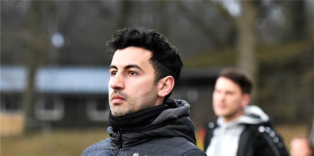 SV Schermbeck spielt Powerplay - und wartet doch weiter auf den ersten Punkt Sleiman Salha, Trainer des SV Schermbeck