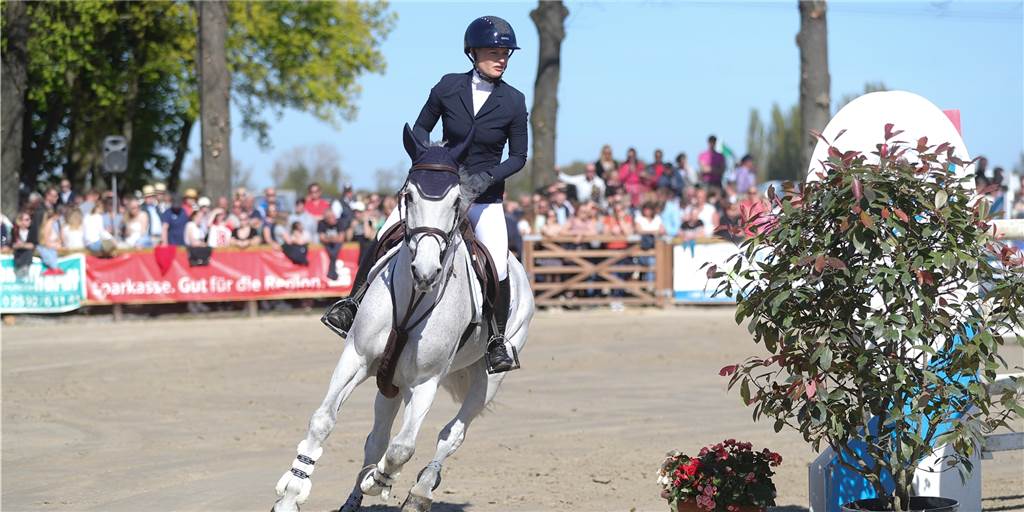 Kaya Lüthi reitet beim Großen Preis der Konkurrenz davon - Marie Ligges mit achtbarem Ergebnis Kaya Lüthi siegte im Großen Preis von Werne bei den Lenklarer Reitertagen.