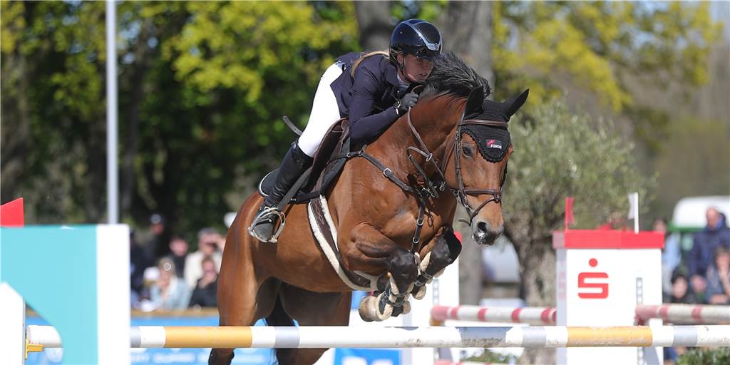 Amelie Koppenberg erhält bei den Lenklarer Reitertagen feierlich ihr Goldenes Reitabzeichen Amelie Koppenberg erhält bei den Lenklarer Reitertagen feierlich ihr Goldenes Reitabzeichen