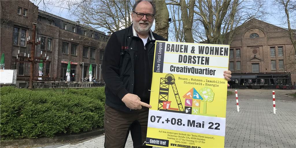 Treffpunkt für Bauen und Wohnen: Messe in Dorsten feiert ihr Comeback Rainer Zinke mit Messe-Plakat in Dorsten