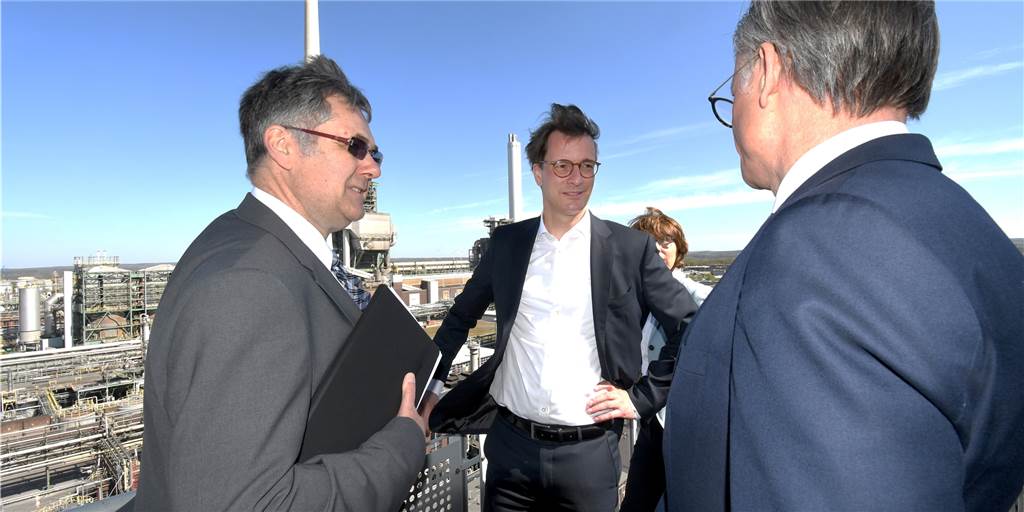Hendrik Wüst im Chemiepark Marl: „Betrieb der Kohlekraftwerke verlängern“ NRW-Ministerpräsident Hendrik Wüst (M.) auf dem Balkon des Hochhauses im Chemiepark Marl im Gespräch mit Marls Standortleiter Bernhard Vendt.